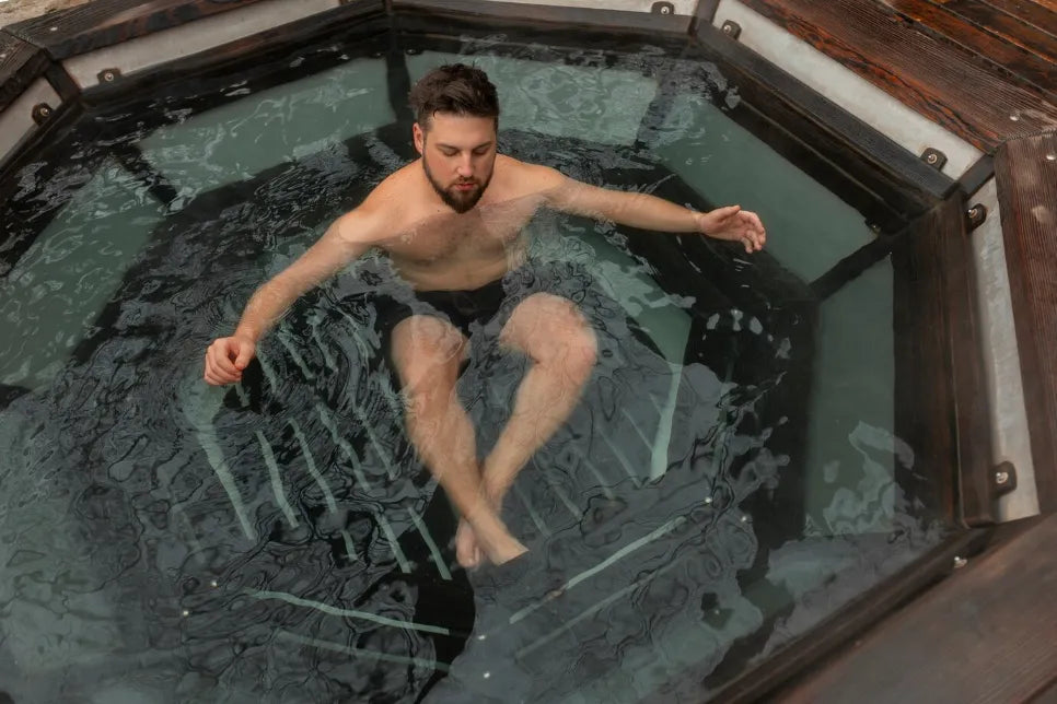 man in een bak met ijskoud water
